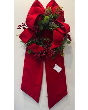 FIOCCO MAXI IN VELLUTO ROSSO CON GHIRLANDA DI BACCHE E ABETE